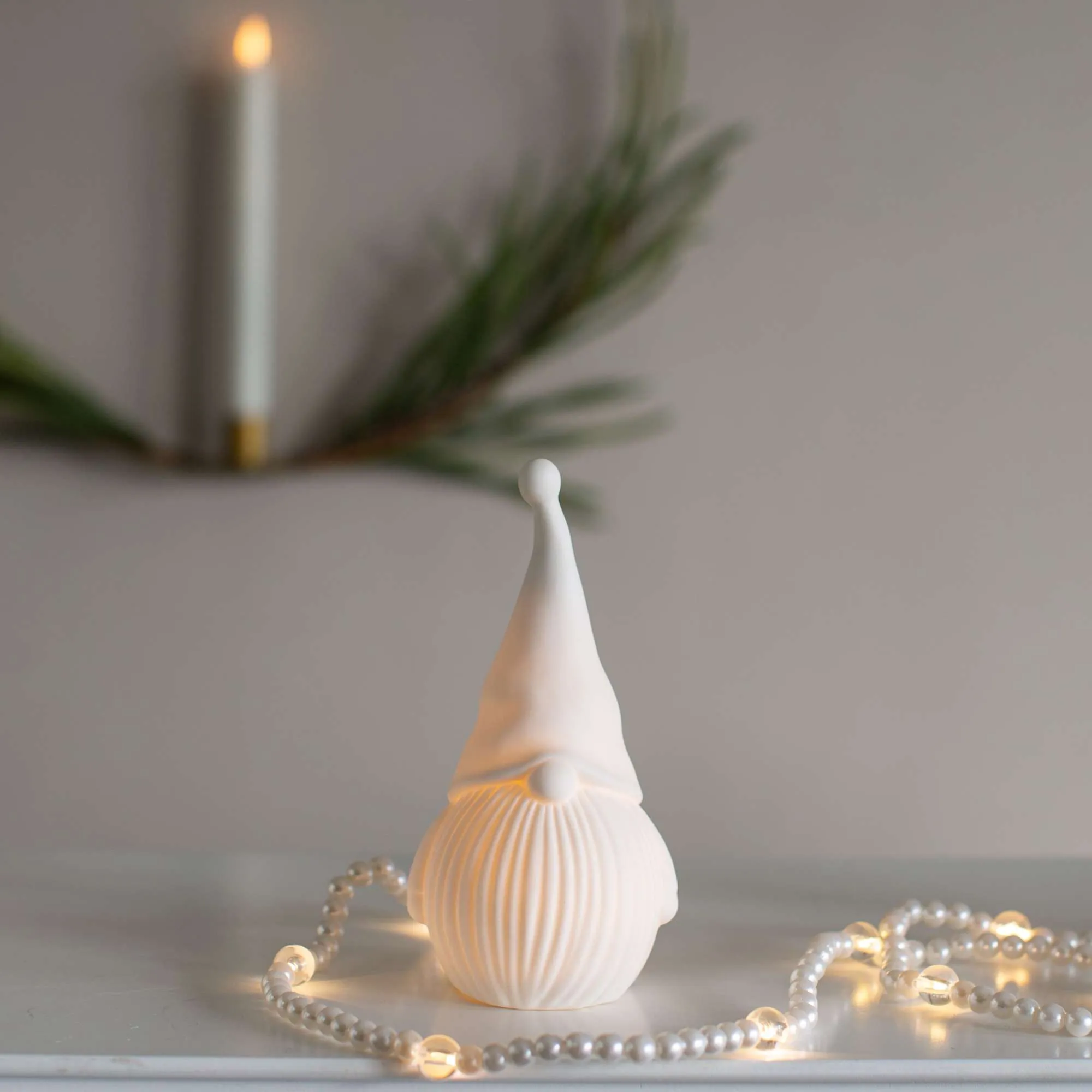 Светодиодный декор AKS тип 11 ( Гном, керамика 7.5х7х14.5см 1LED, 3*LR44 )