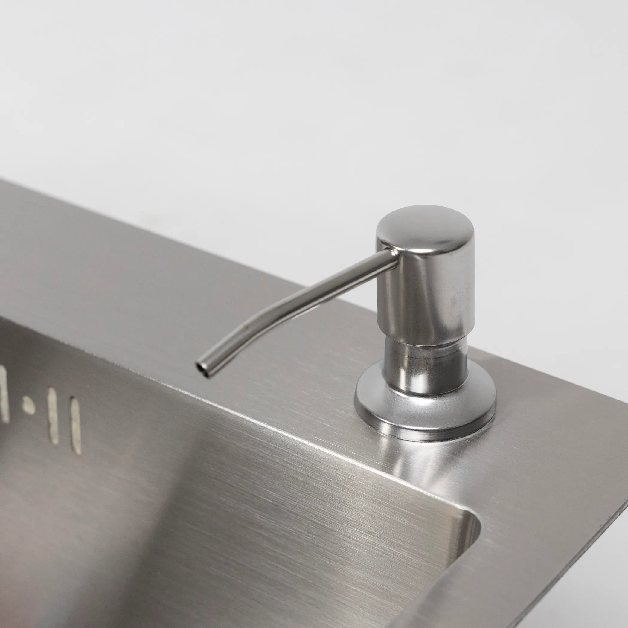 Мойка н/сталь, прямоугольная одночашевая, 700*460мм, глянец сатин, врезн на/вровень столешнице, AKS (3,2 мм)